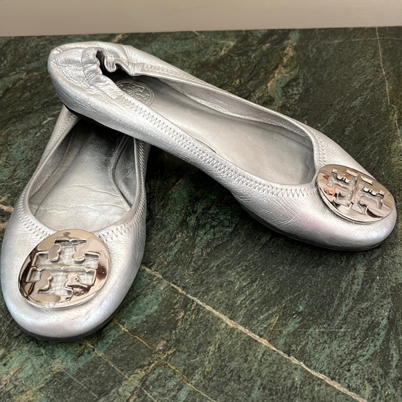 Tory Burch Whipstich Trim Silver Ballet Flats - Size 6.5 - Picture 1 of 12